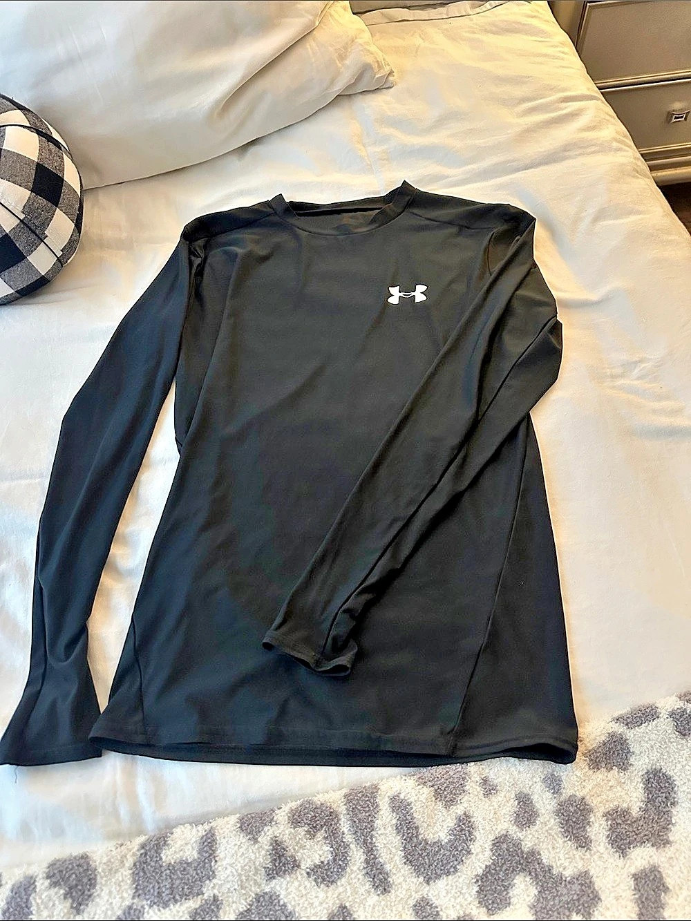 Under Armour HeatGear Long Sleeve Athletic Shirt in Black Like New